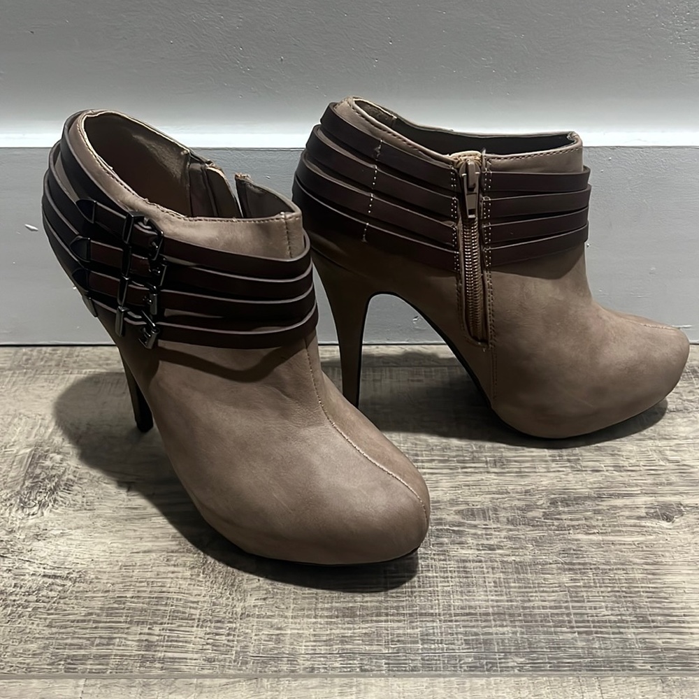 Paprika taupe/brn heel booties, size 8, Brand new!